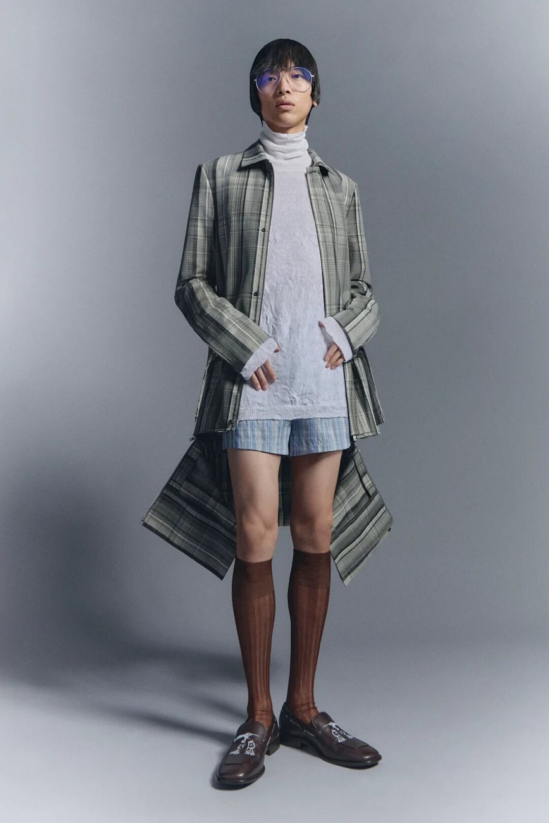 Плащ-трансформер, водолазка, пижамные шорты и гольфы — идеальное летнее комбо петербуржца