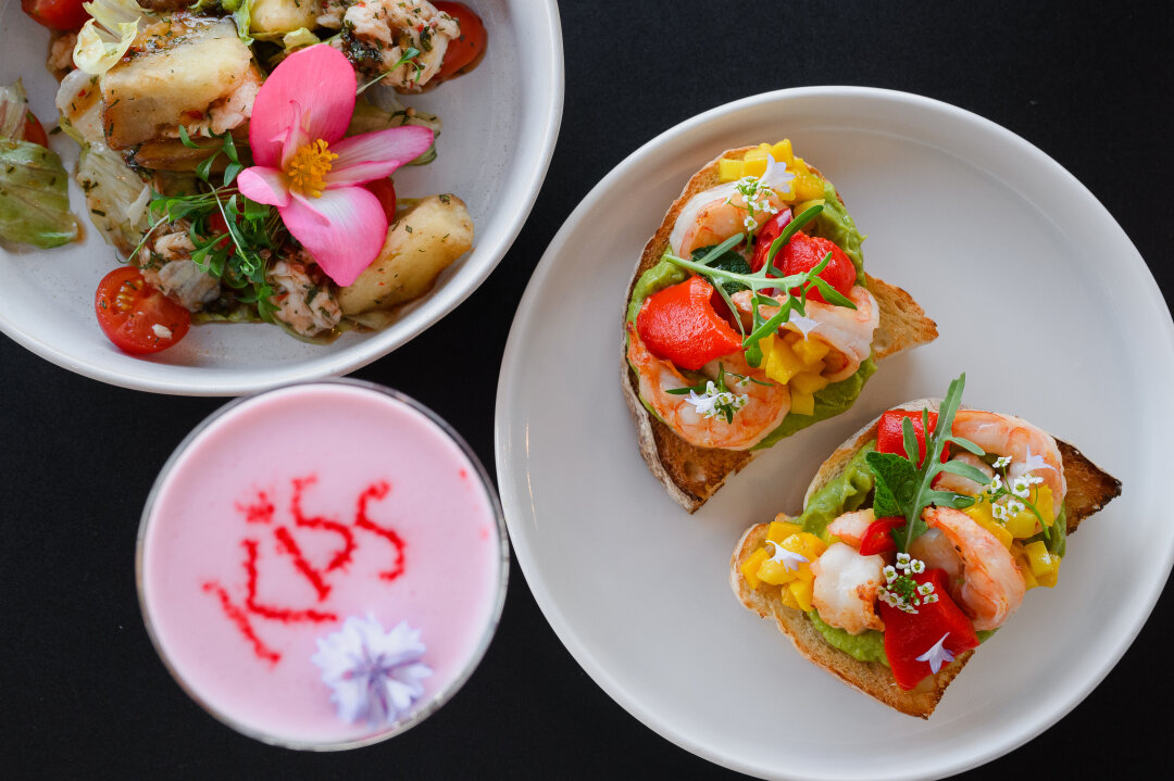 Салат с жареными баклажанами и живой моцареллой и брускетта с креветкой, манго и авокадо