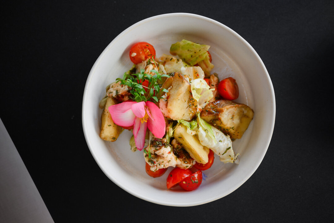 Салат с жареными баклажанами и живой моцареллой