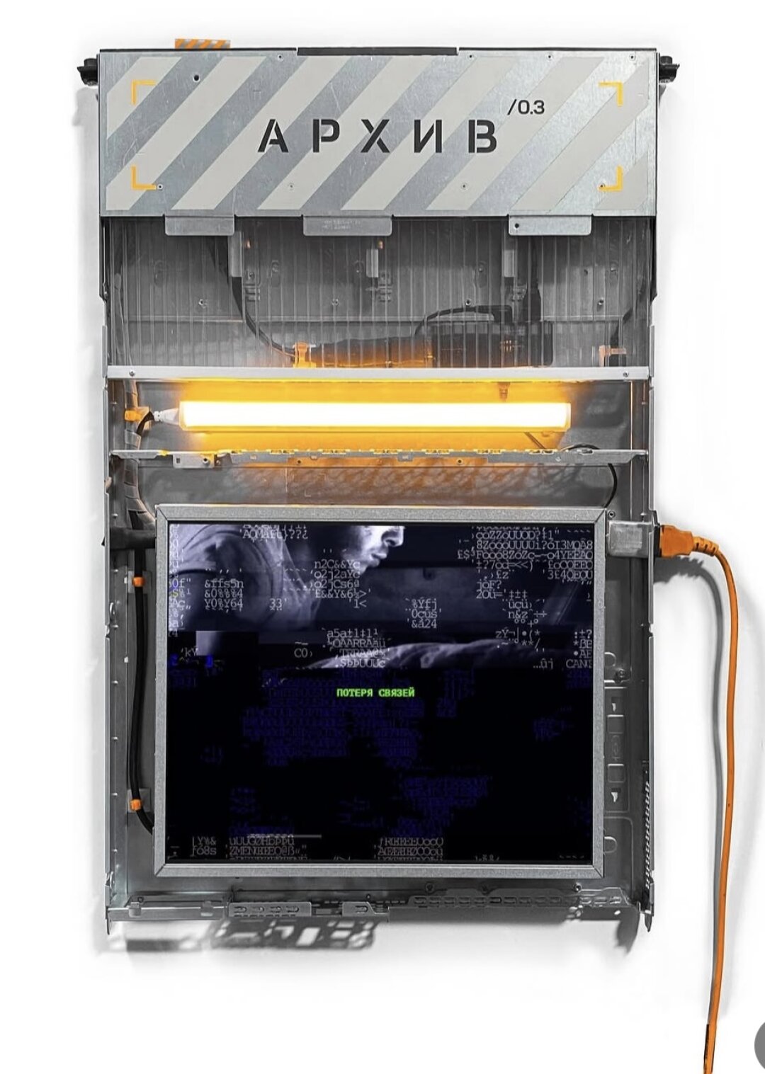 Леонид Тяптин, «АРХИВ». Медиа инсталляция, смешанная техника, корпус TFT, 2024 год