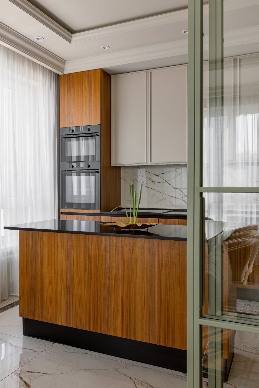 Мебель для кухни заказали в салоне Viva design, технику Asko приобрели в Techno Collection