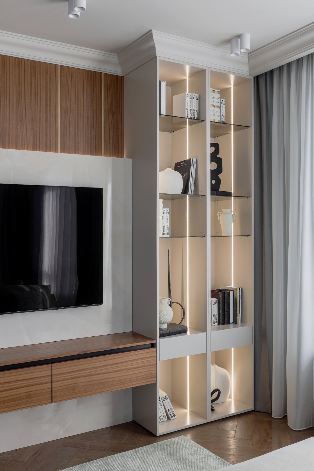 В корпусную мебель грамотно интегрированы элементы из шпона