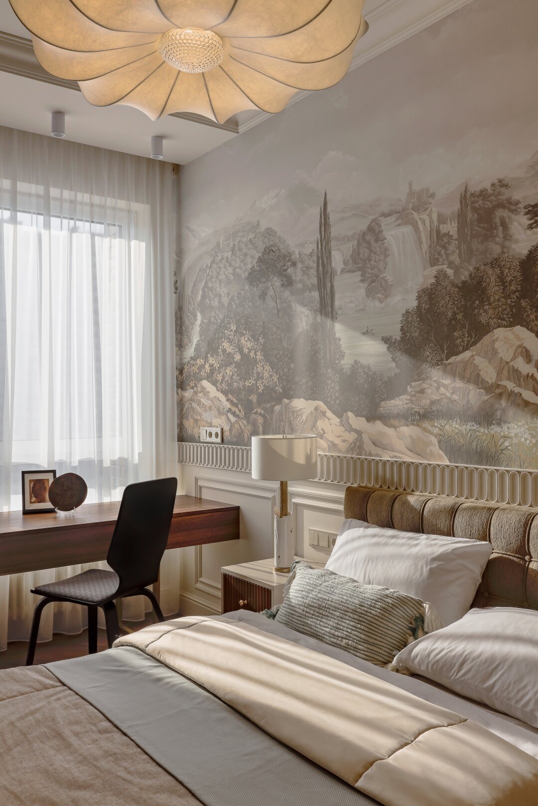 В пространстве организована уютная рабочая зона