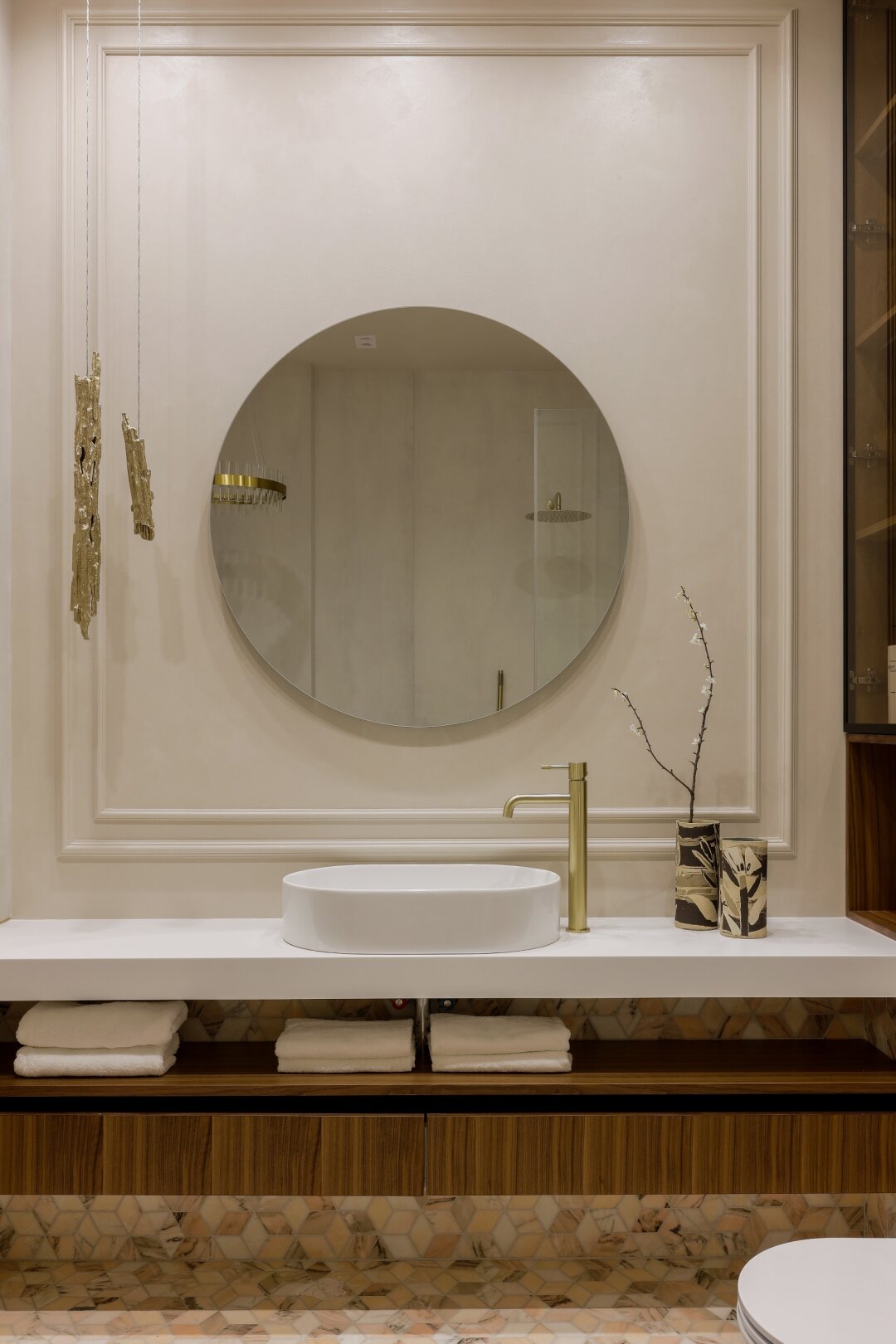 В санузле использовали плитку и сантехнику от салона Hermitage