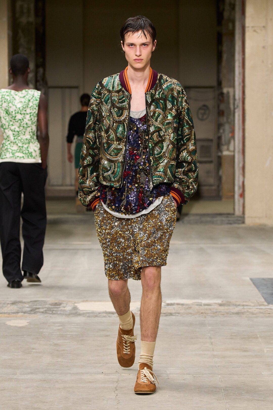 Новогодняя елка, которая укоризненно смотрит на тебя из угла комнаты в конце июня