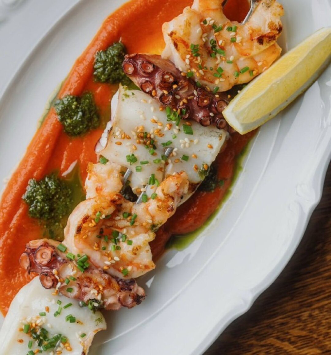 Шашлык из осьминога, кальмара и креветки