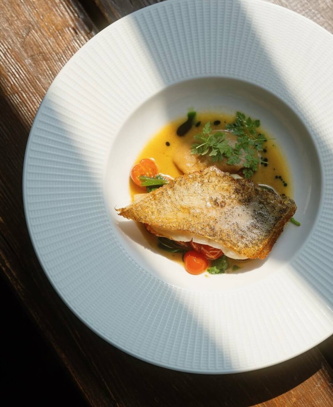 Жареный палтус с помидорами, шпинатом и луковым пюре