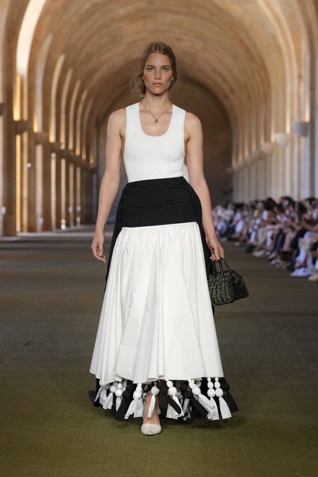 Симон Порт Жакмюс вслед за Prada переодевает нас в асимметричные юбки-фартуки