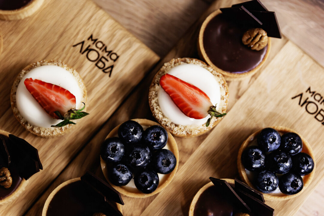 Десертный бокс с мини-тартами — от лимонного до клубничного — идеальный сладкий финал