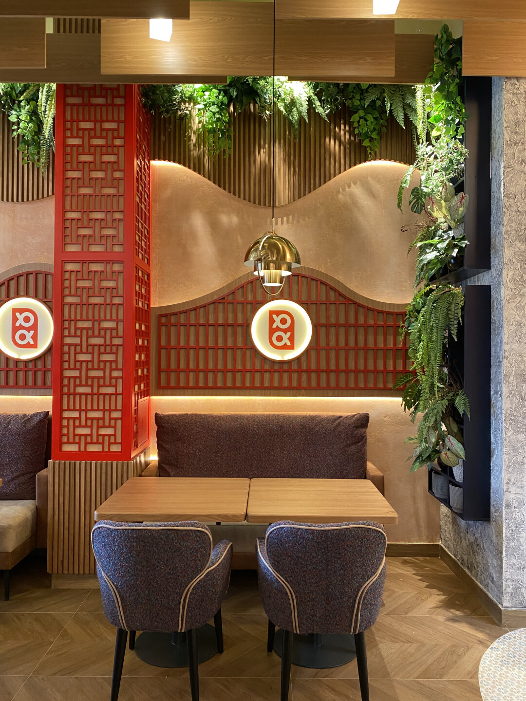 В оформлении интерьера использовали цвета окраски карпов Кои