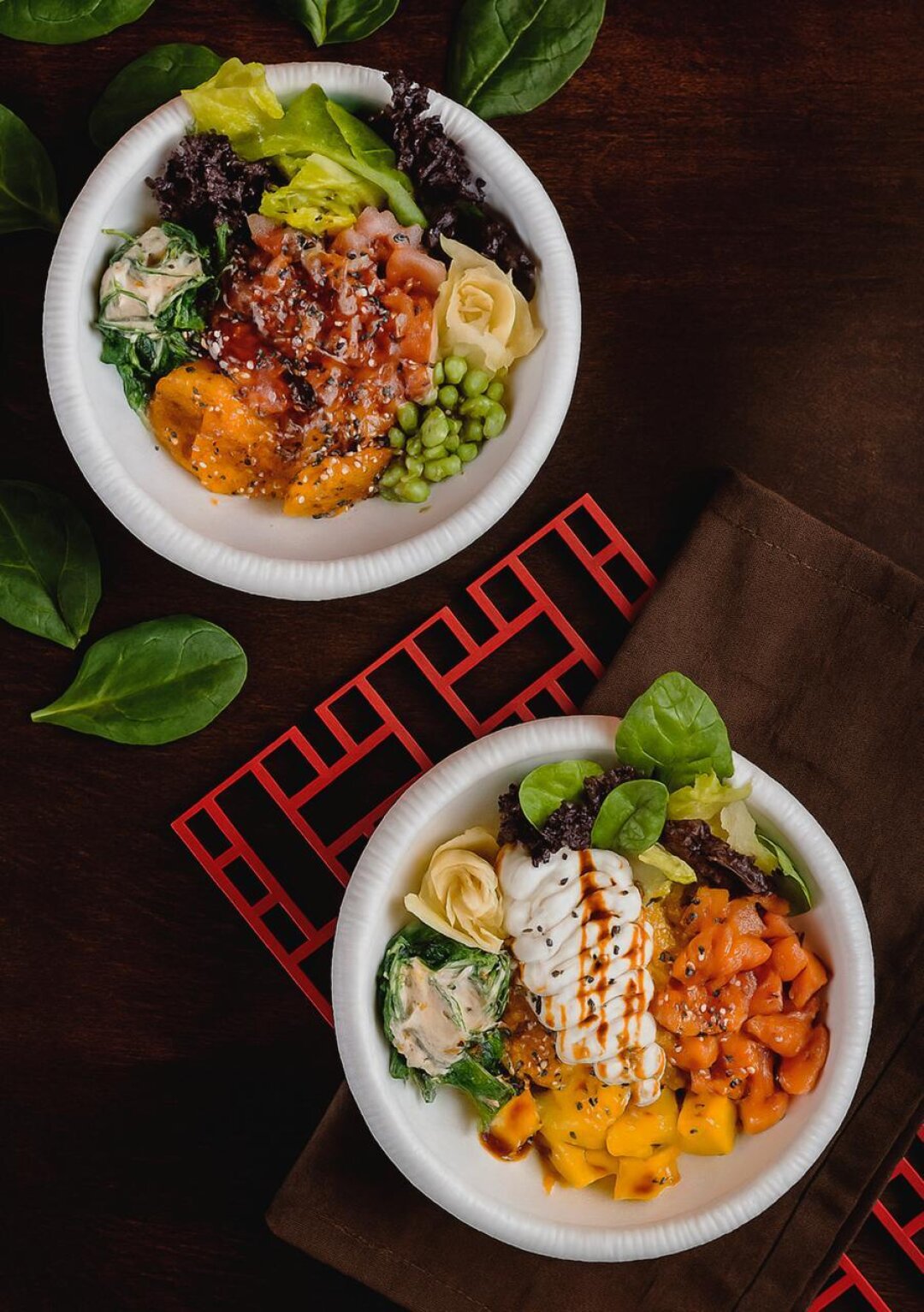 Поке с тунцом, мандариновым чатни и эдамаме, 850 рублей, и поке с лососем, манго и сливочным муссом, 990 рублей