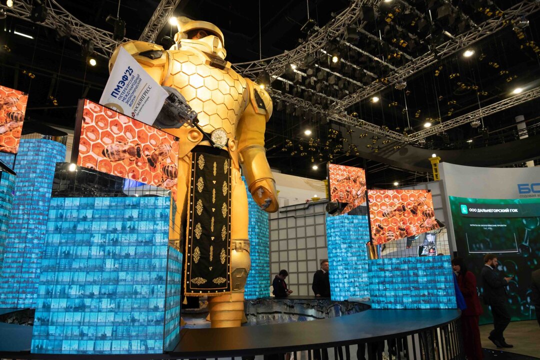 Самый заметный герой стенда Башкортостана – медведь-пасечник в футуристичной броне высотой 6,5 м
