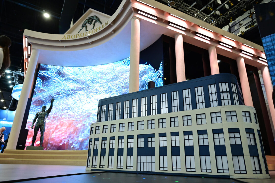 Переговорную зону стенда оформили в виде миниатюры уфимского Дворца борьбы и завода БСК