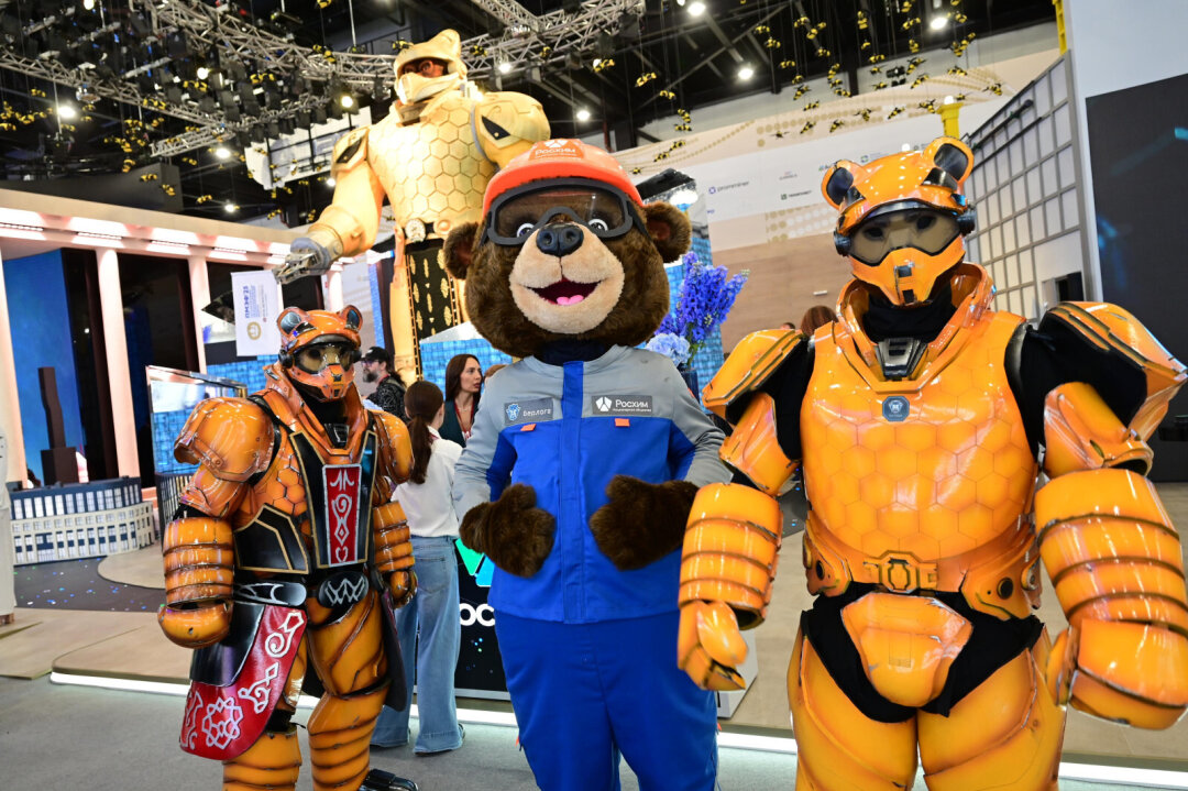 Еще один яркий персонаж стенда – медведь-химик