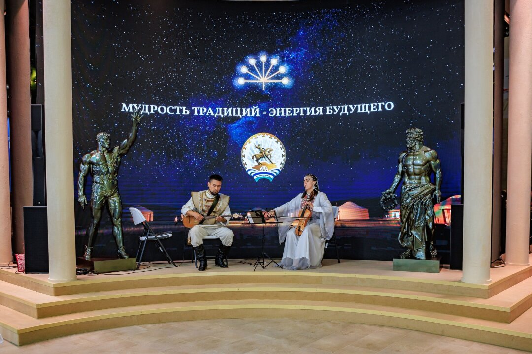 Гостей стенда встречали игрой на национальных музыкальных инструментах