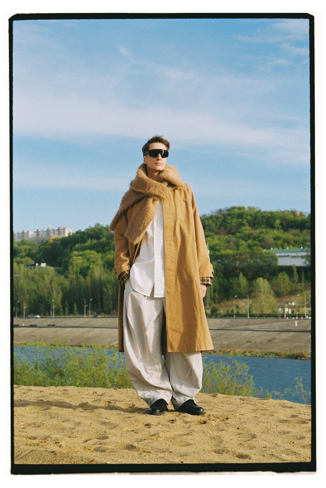 Брюки, рубашка, тренч, сумка (YALLO store), свитер MASHKARA, ботинки DR. MARTENS