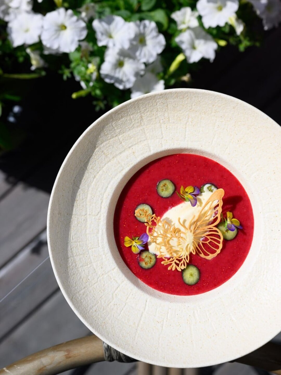 Клубнично-земляничное гаспачо из INTERVIEW