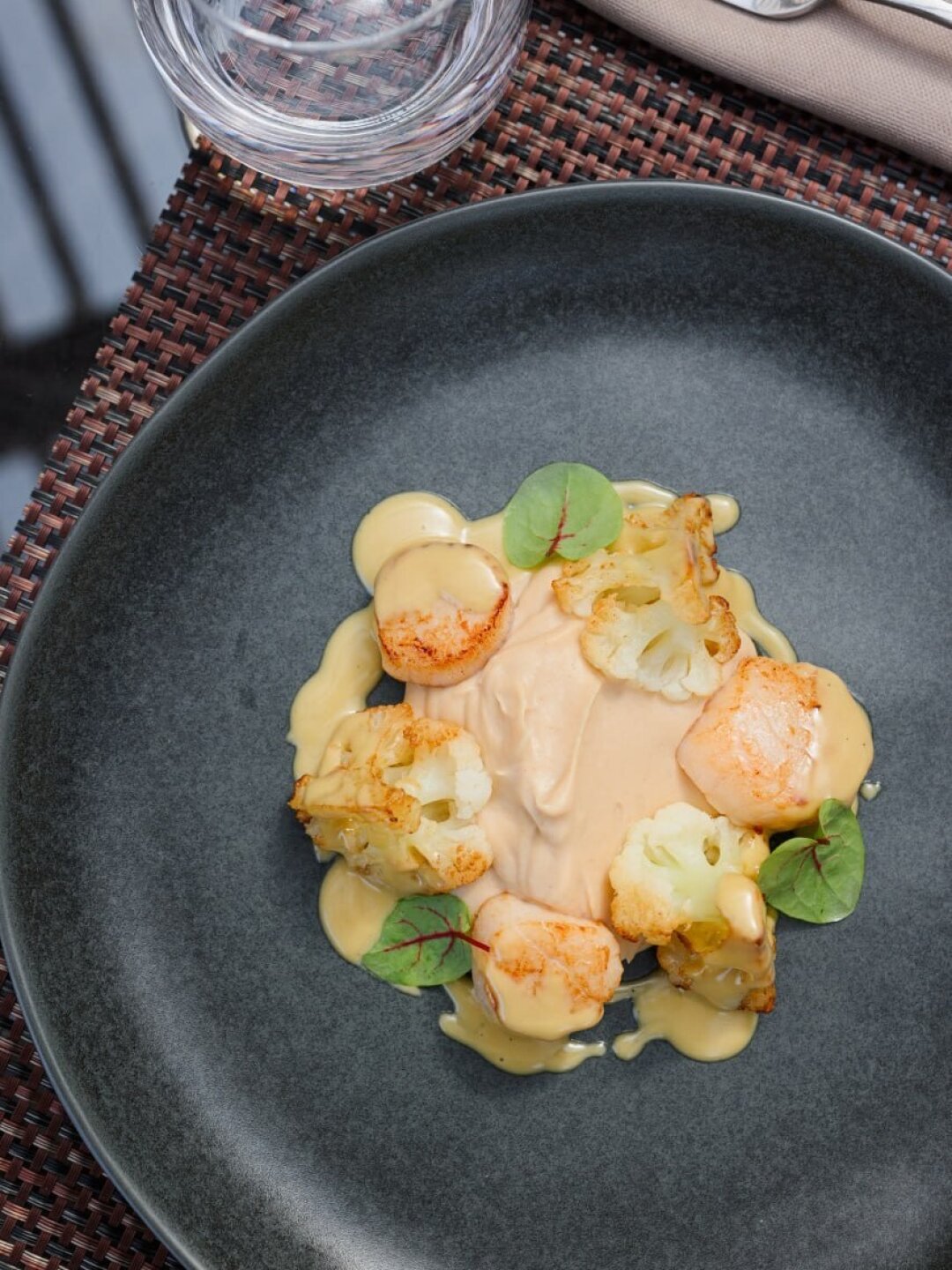 Гребешки с соусом фуа-гра и цветной капустой в La Bottega