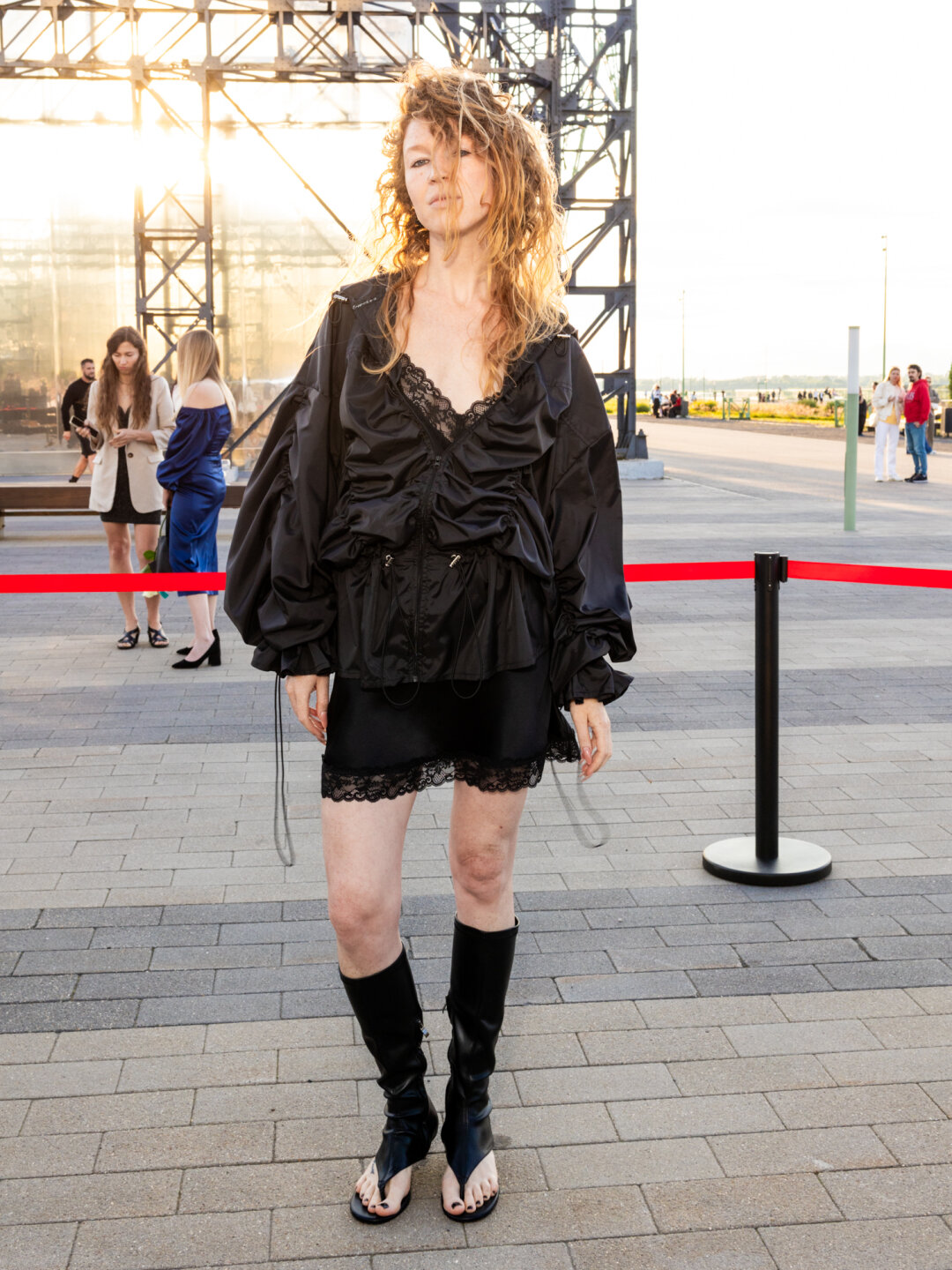 На Алене Судариковой куртка CAPPAREL.21est, платье Intimissimi, босоножки WYSH