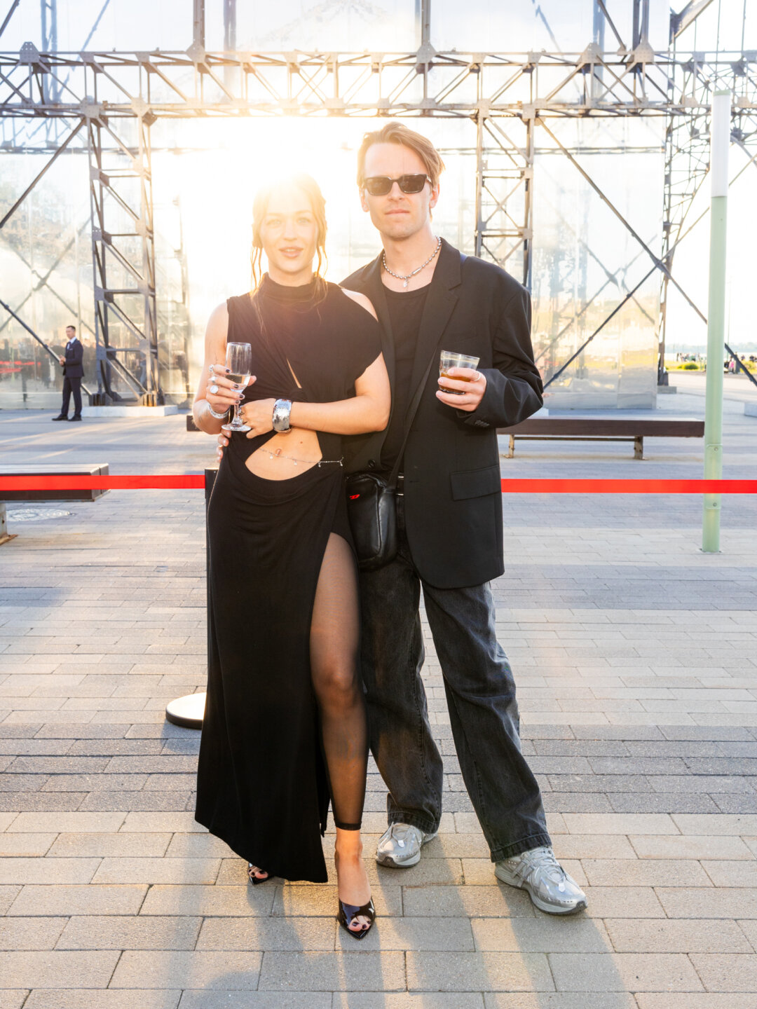 На Анне Вдовиной платье MONRÊVE, босоножки Tommy Woo, сумка и кольцо Wildberries; на Александре Красове пиджак, майка и джинсы Lime, кроссовки New