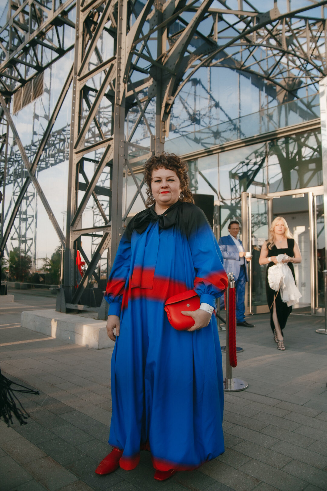 На Анне Нистратовой платье от мастериц из культурного центра «Лев и вишня» в Городце, серьги и сумка no name