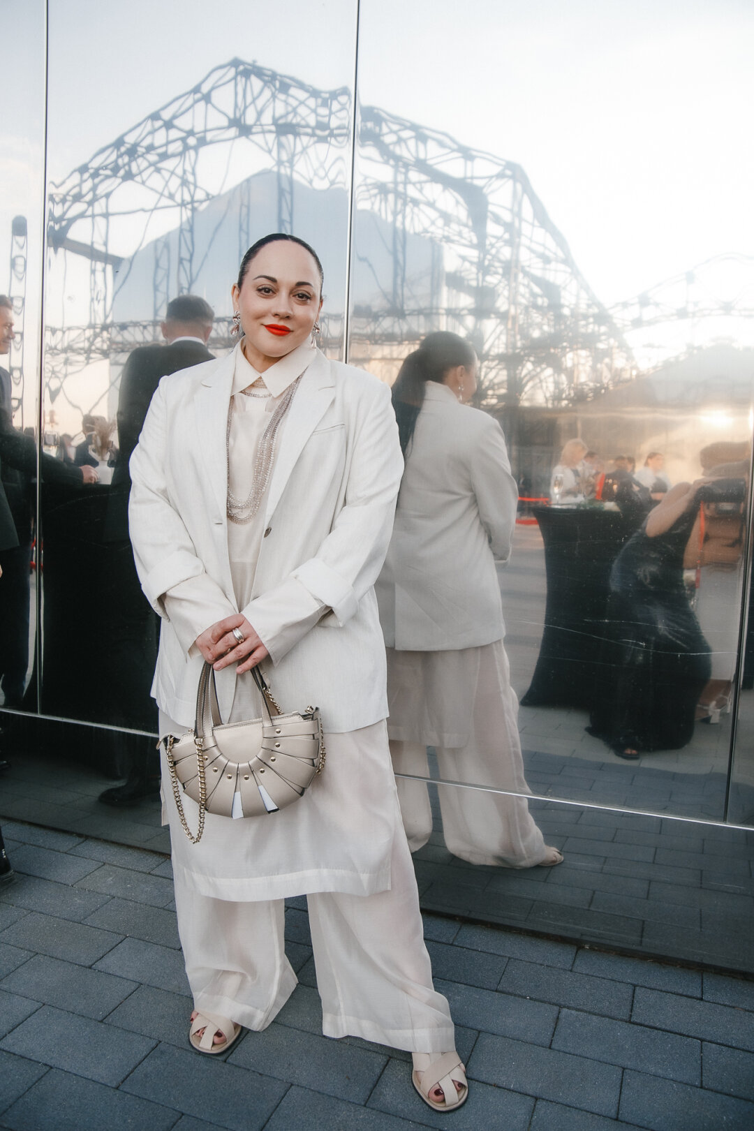 На Сабине Гаджиевой прозрачный костюм H&M Premium Selection, пиджак Zara, бусы винтажные GIORGIO ARMANI