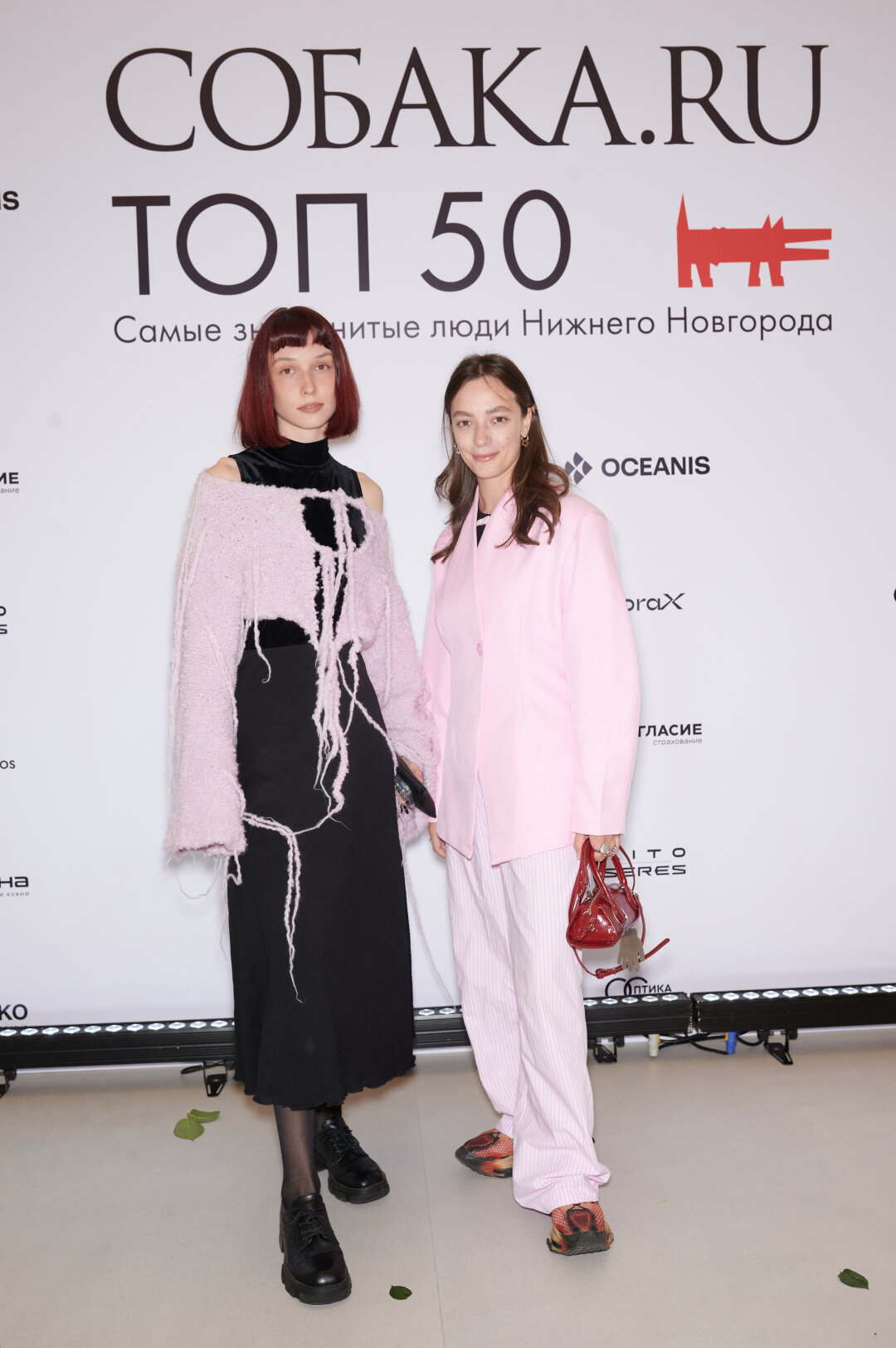 На Анастасии Кирсановой свитер dinosknit, платье мамино из Америки, юбка (собственность стилиста Натальи Скифской из ОАЭ); на Наталье Скифской пиджак