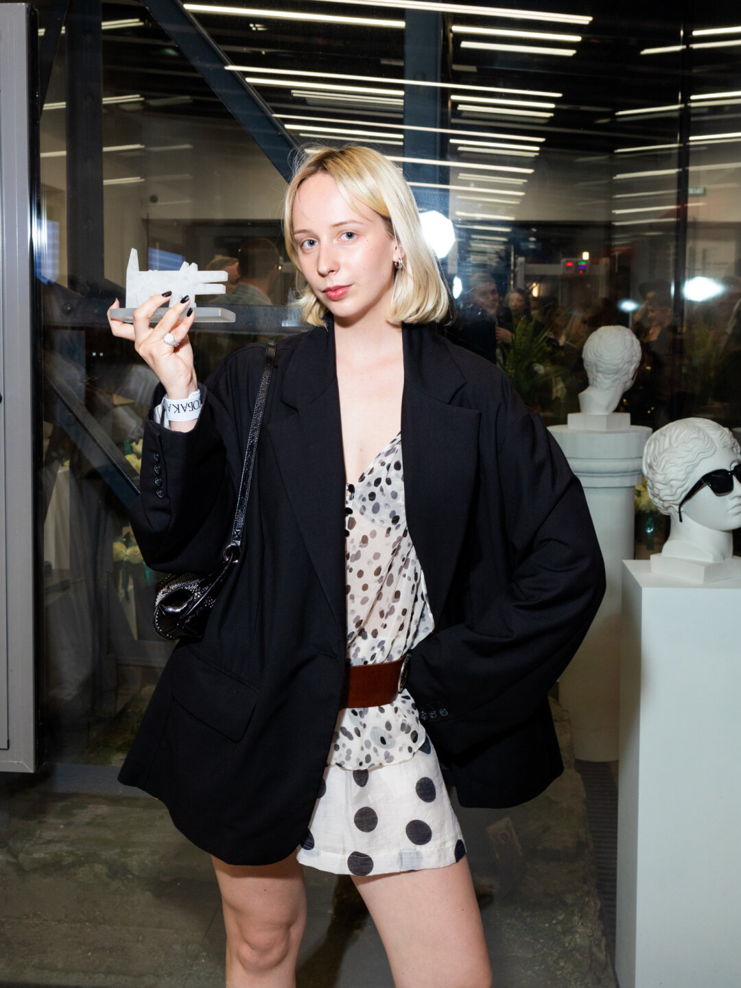 На Дарье Пашиной блуза, шорты и ремень французская Zara, лодочки 12storeez, пиджак Maison Margiela, серьги avgust, сумка zadic&voltaire