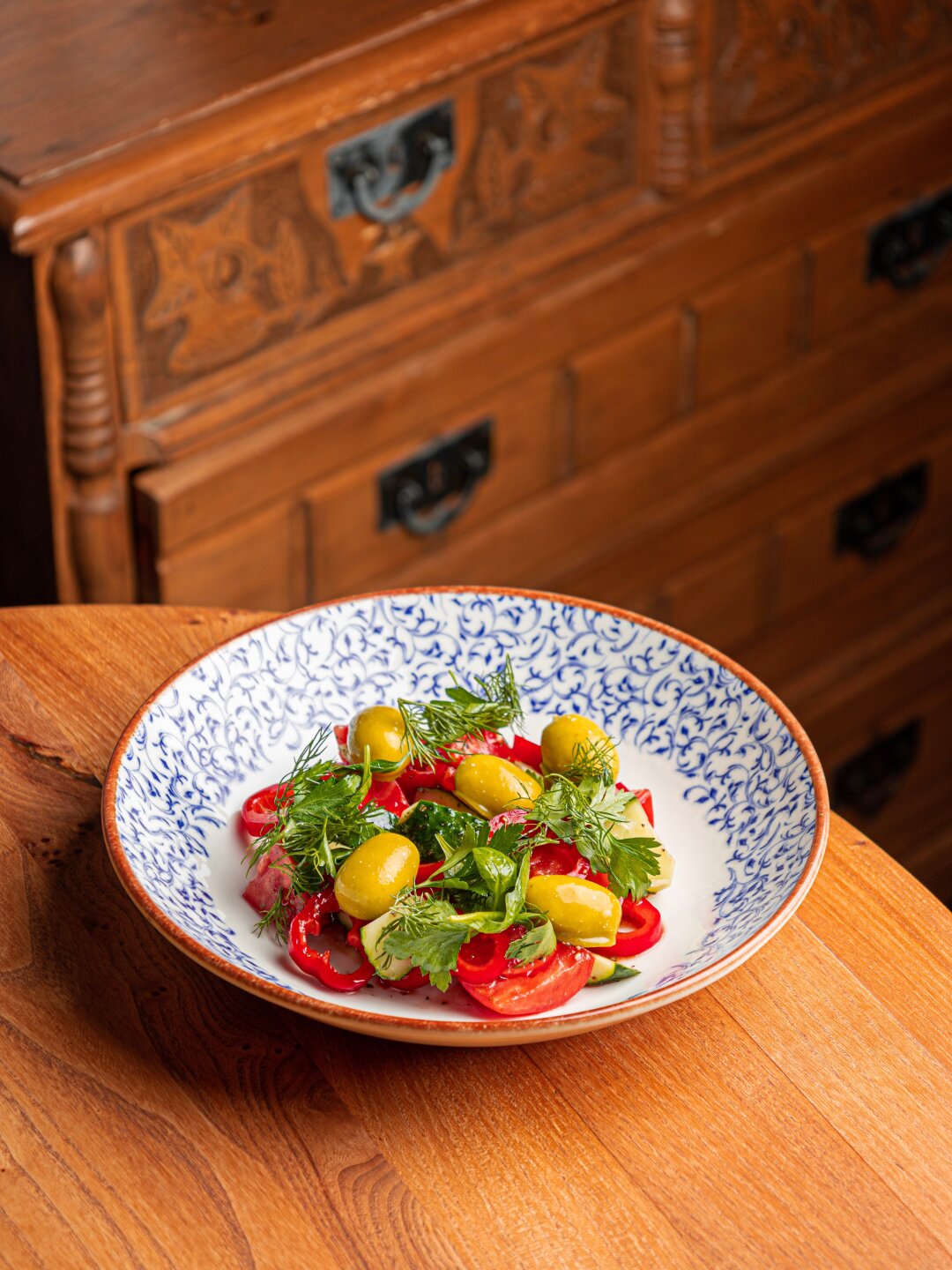 Салат с сырными оливками из Red BBQ