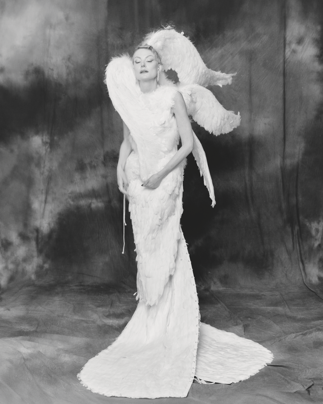 Рената Литвинова в образе от Ильи Мигмуна. Фото: Асет Героева, стиль: Вита Клац, визаж: Глаша Гурьянова