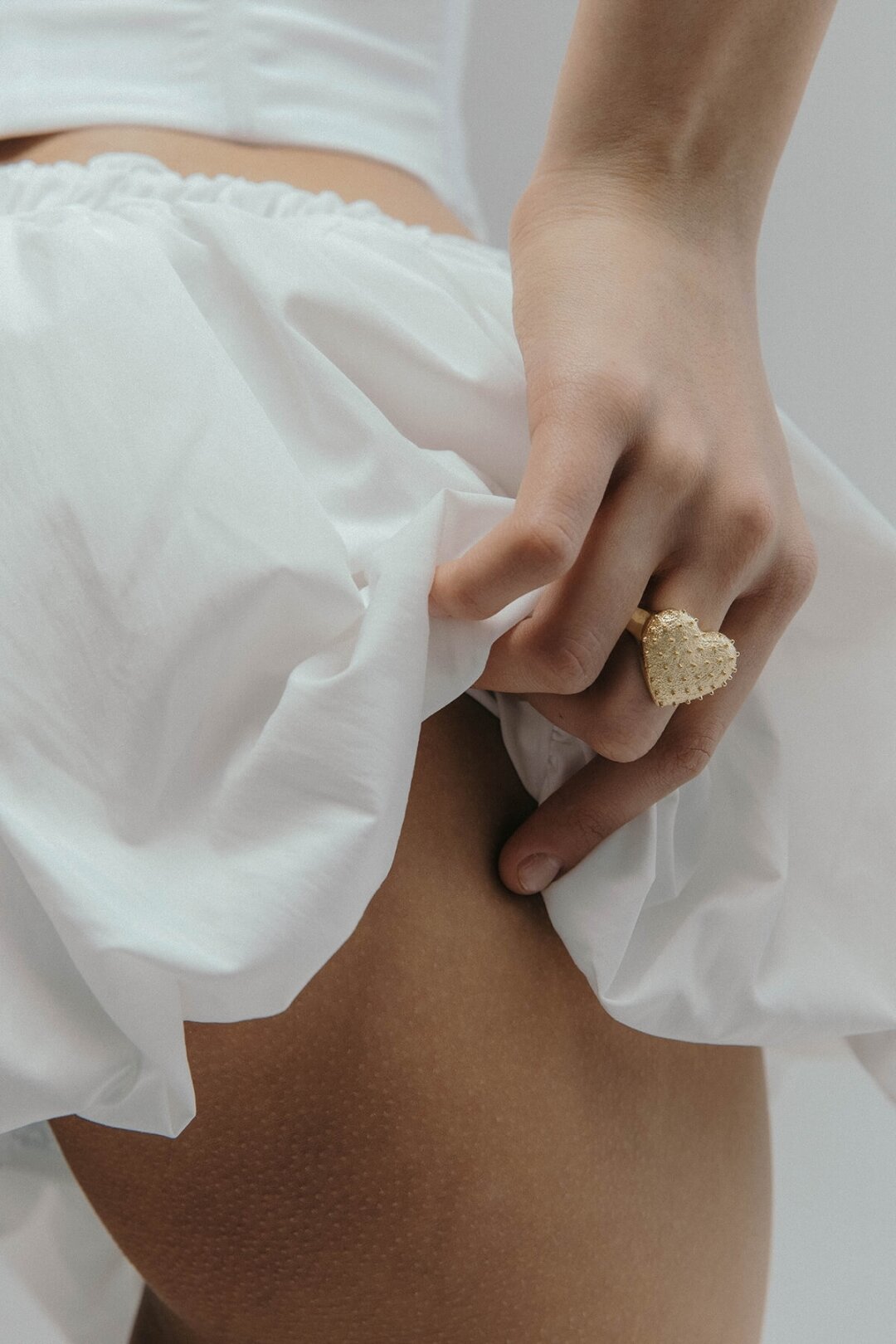 Акцентное кольцо в форме фактурного сердца Marie