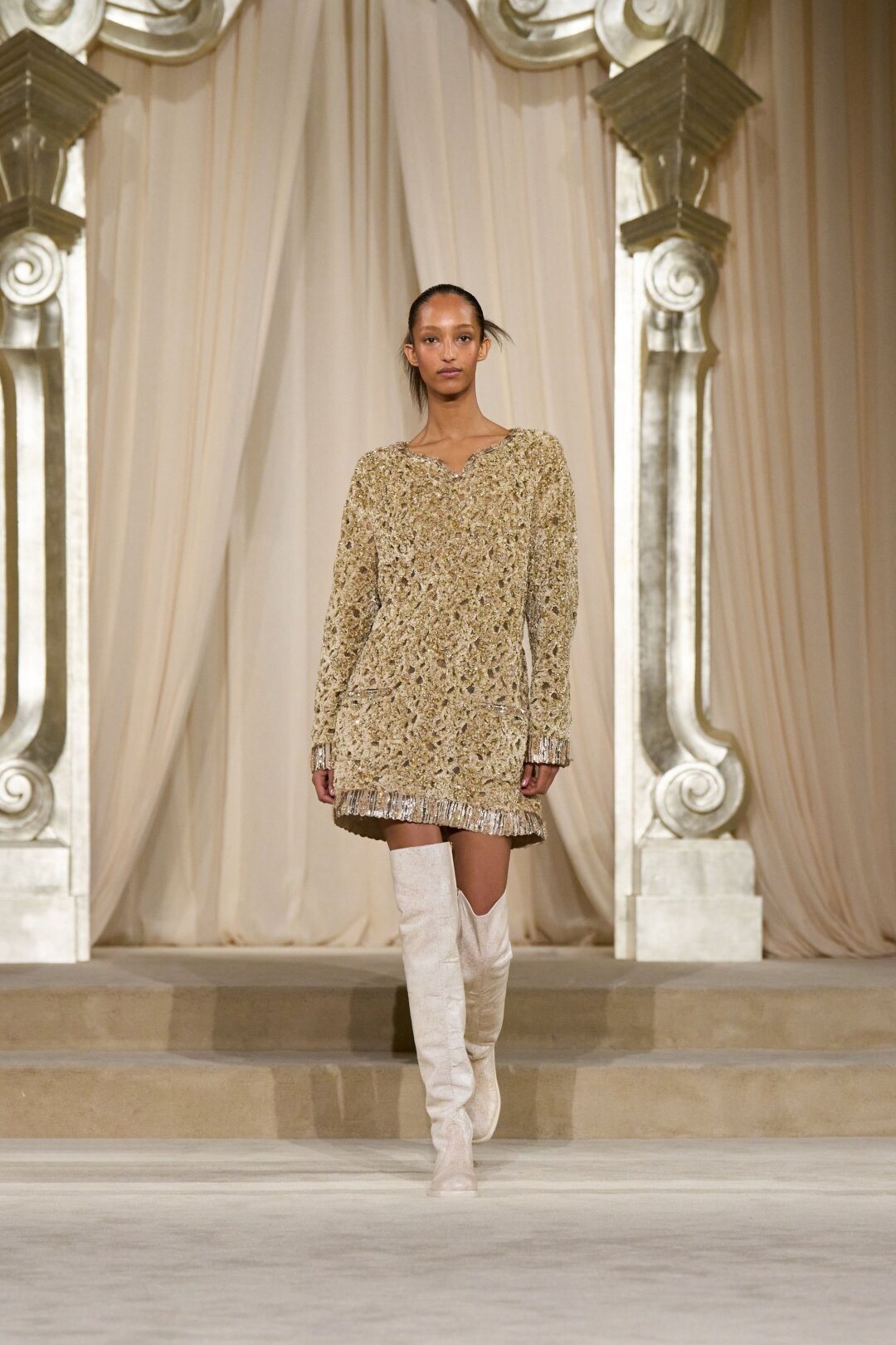 Вангуем: золотое платье — it-образ на грядущий Новый год