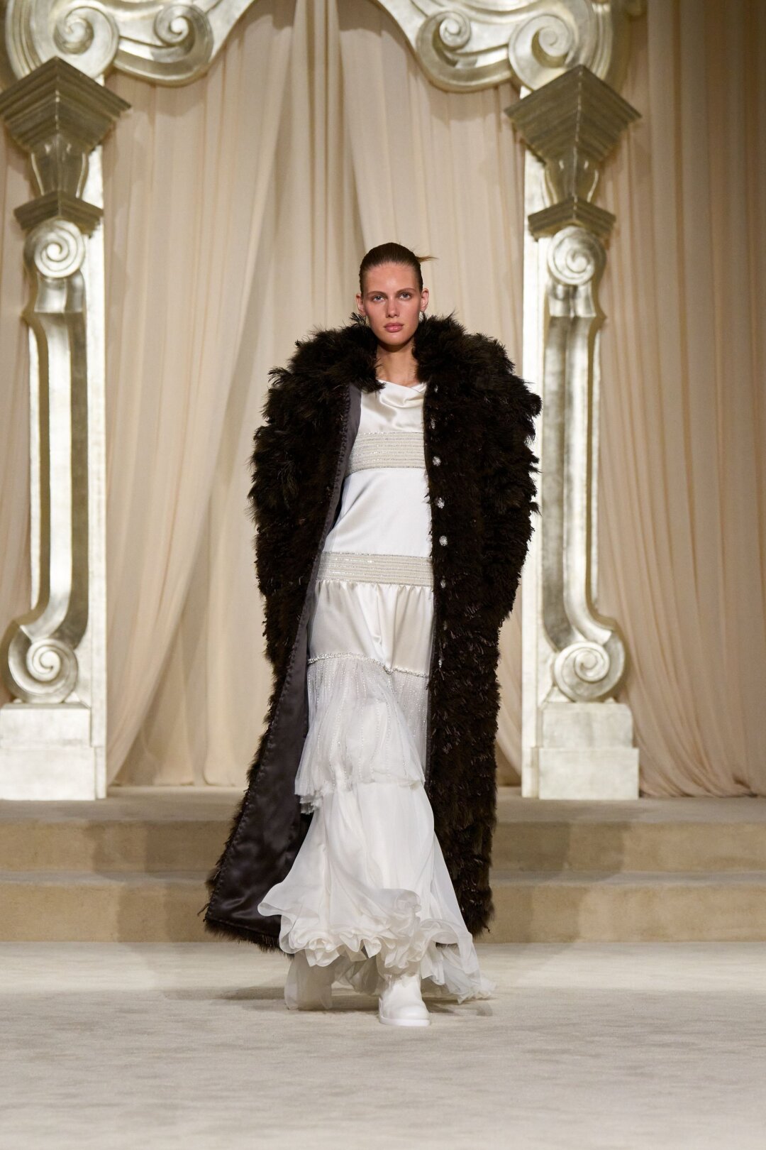 Черное твидовое пальто, украшенное опушкой лебединого пуха