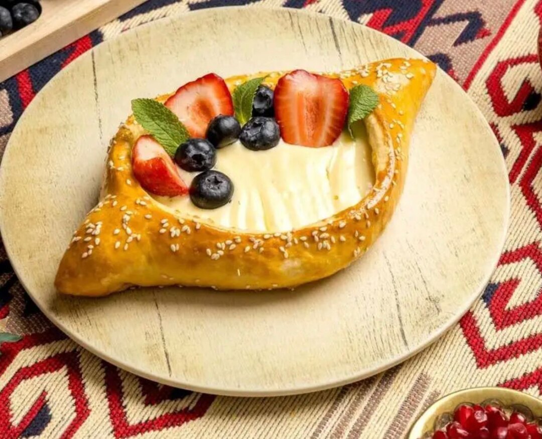 Хачапури по-аджарски с сыром моцарелла, заварным кремом и свежими ягодами