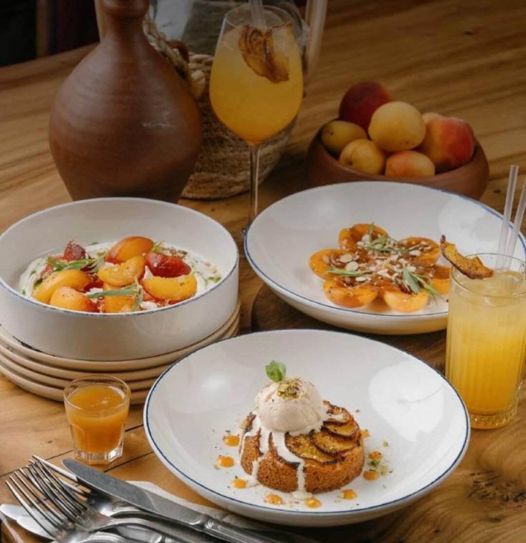 Cалат атамис с персиками, брынзой и томатами, абрикосовая квела со страчателлой и карамельным соусом, квезели