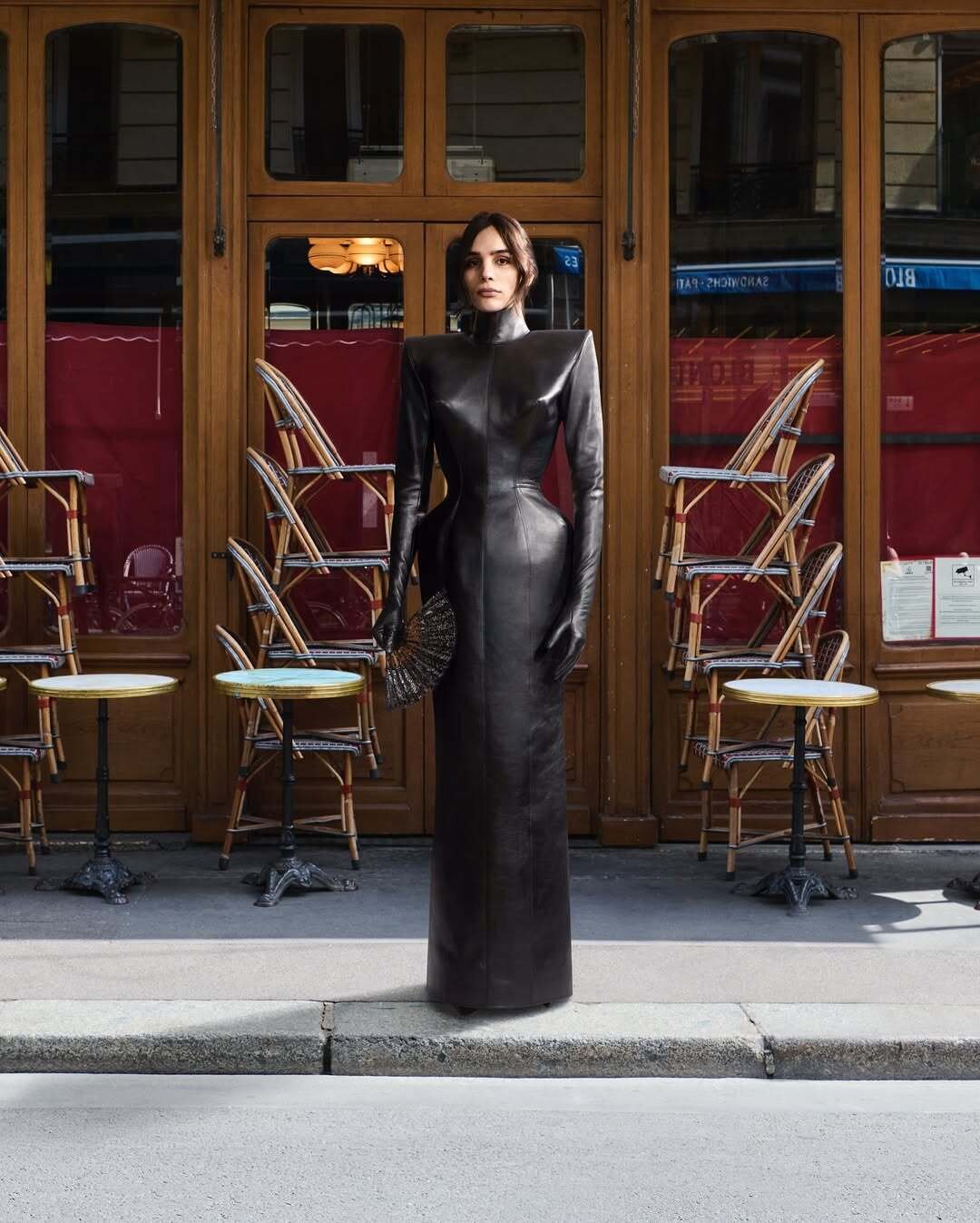 Look 32 Веер — тизер коллаборации Balenciaga с Duvelleroy!