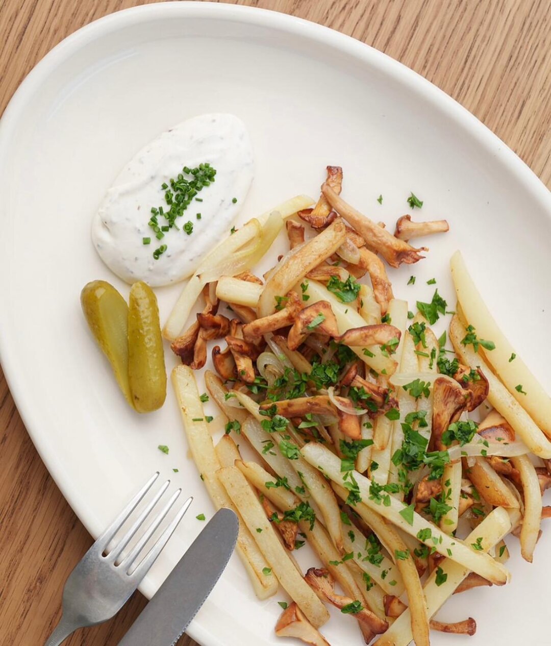 Жареная картошка с лисичками и сметаной