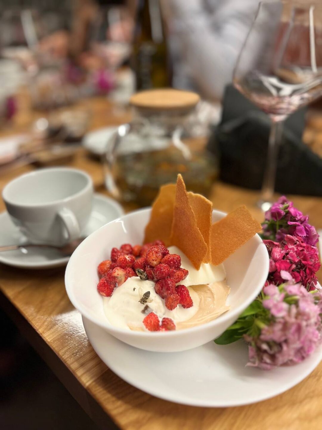 Десерт с земляникой и сушеными пчелами