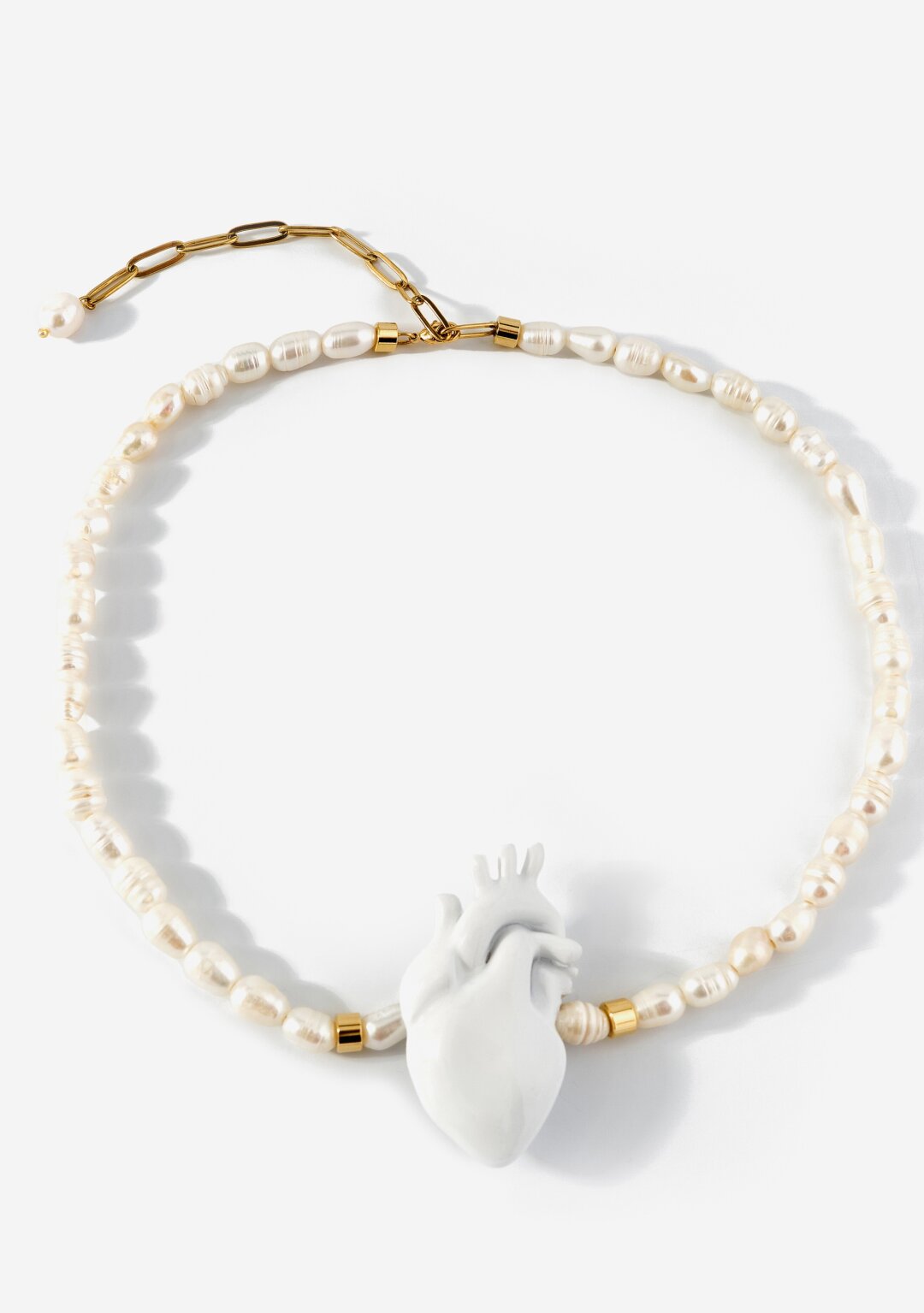 Колье на жемчужной цепи с белым сердцем Marcela Lopez, 39 900 рублей