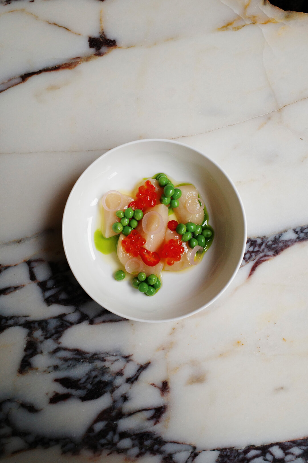 Отслеживаем смену сезонов по меню Saro — если в ходу зеленый горошек, ищите его в тарелке вместе с гребешком и красной икрой