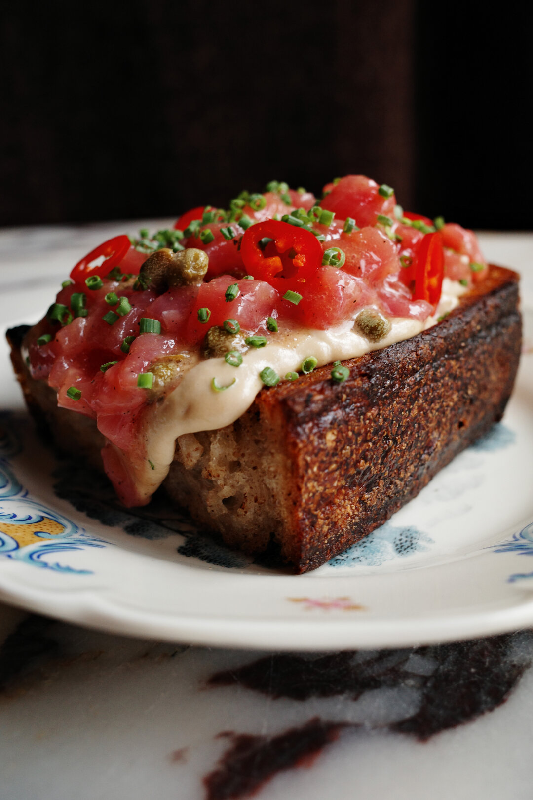 В числе вечных хитов Saro — тост из домашнего тартина с тартаром из тунца и тунцовым соусом — фигурирует чуть ли не в каждом заказе