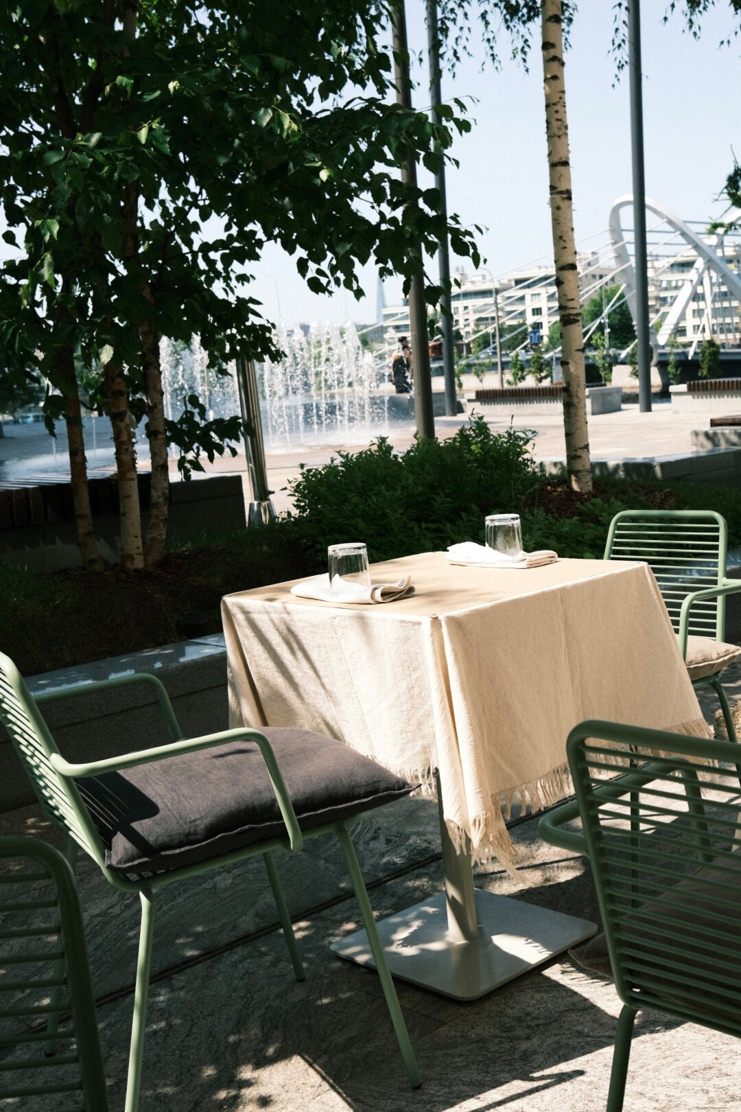 За соседними столиками на террасе Saro, окруженной березами и сиренью, встречаются дирижер Теодор Курентзис и художественный руководитель musicAeterna