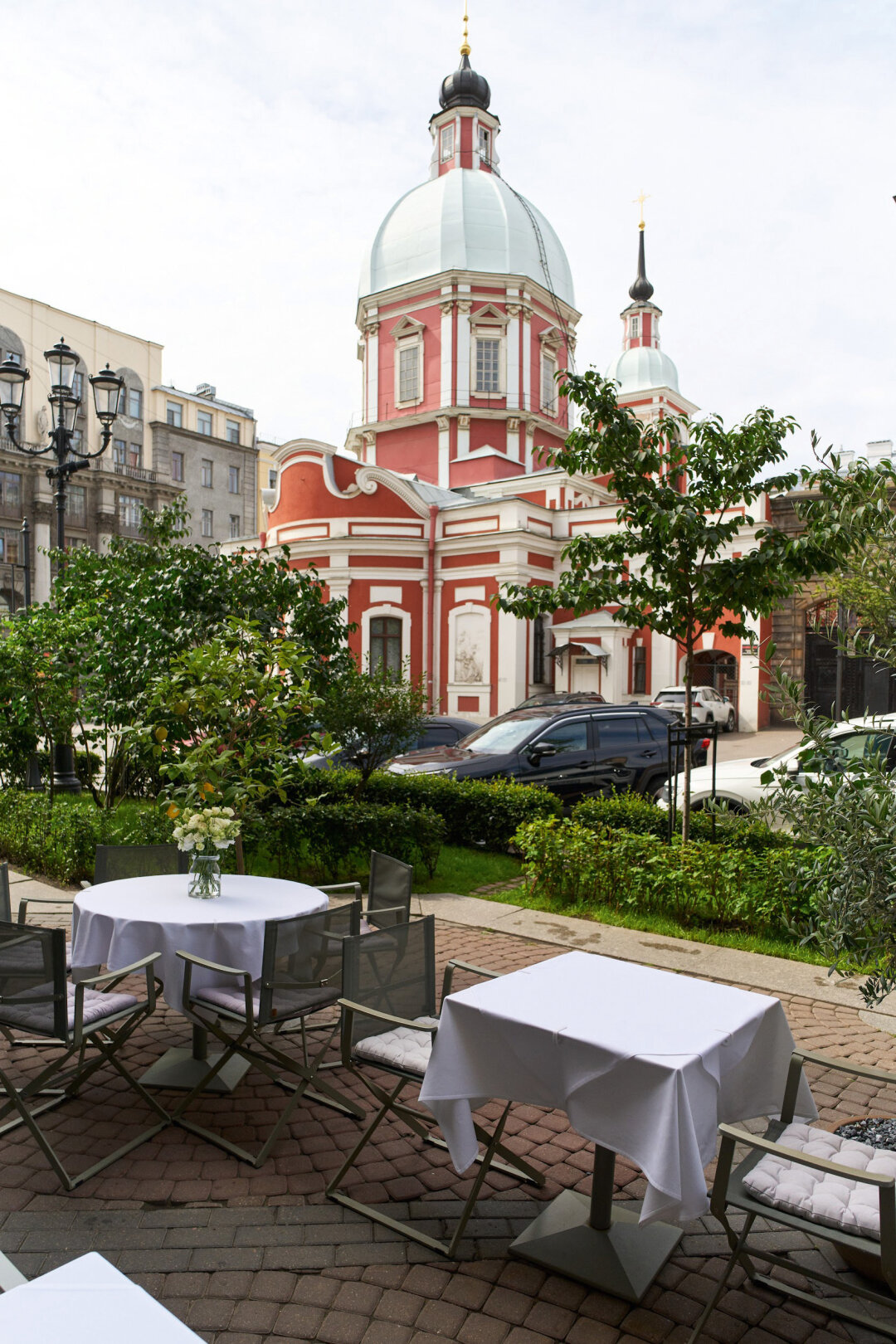 Разглядываем Пантелеймоновскую церковь с первых рядов террасы VOX