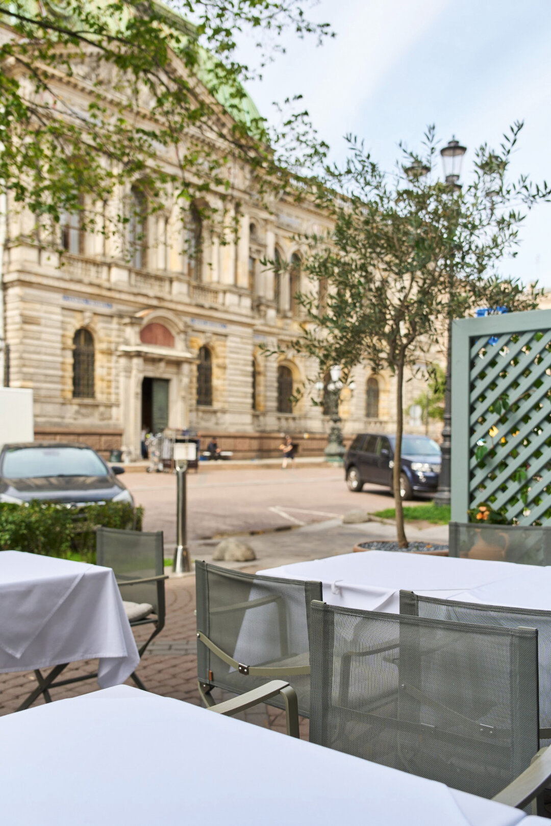 Весной прямо у террасы ресторана цветет сакура