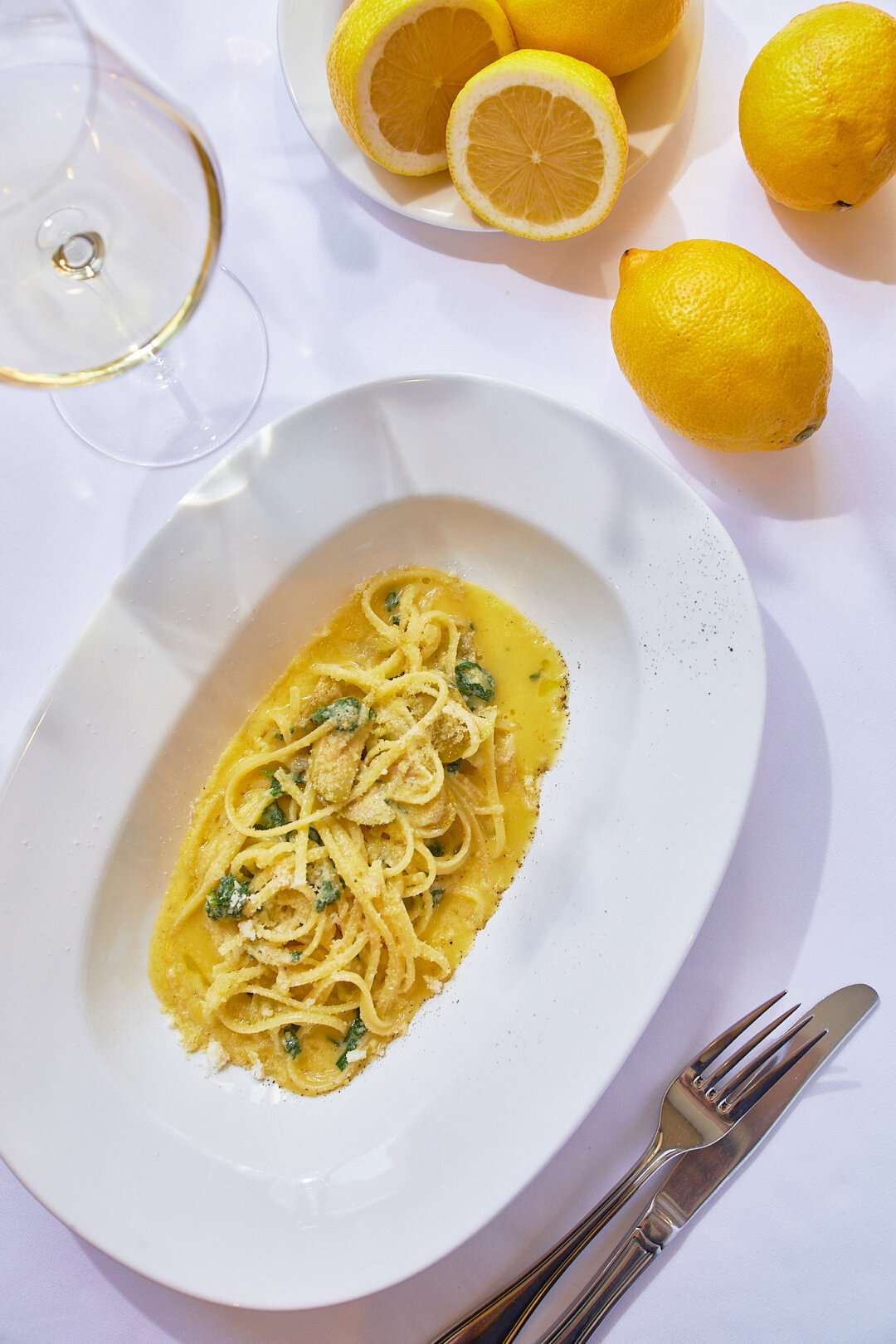 Баланс лимонной пасты обеспечивают оливки, свежий шпинат, цукини и пармезан