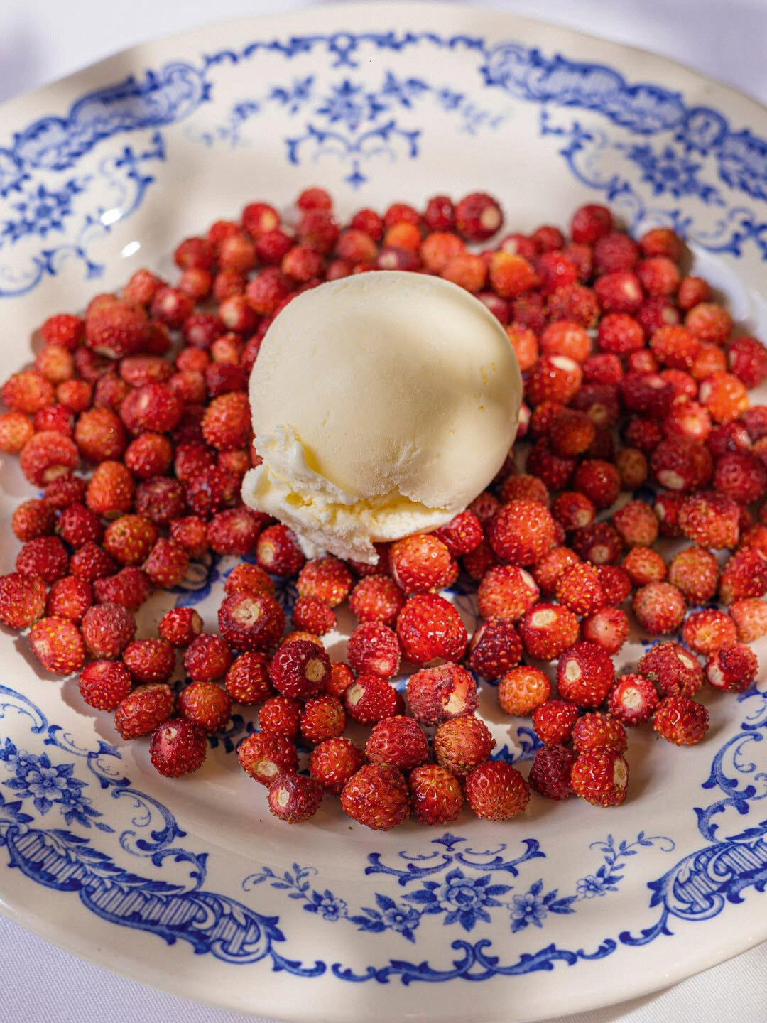 Ничего лишнего: главный летний хит — землянику — подают со сливочным мороженым