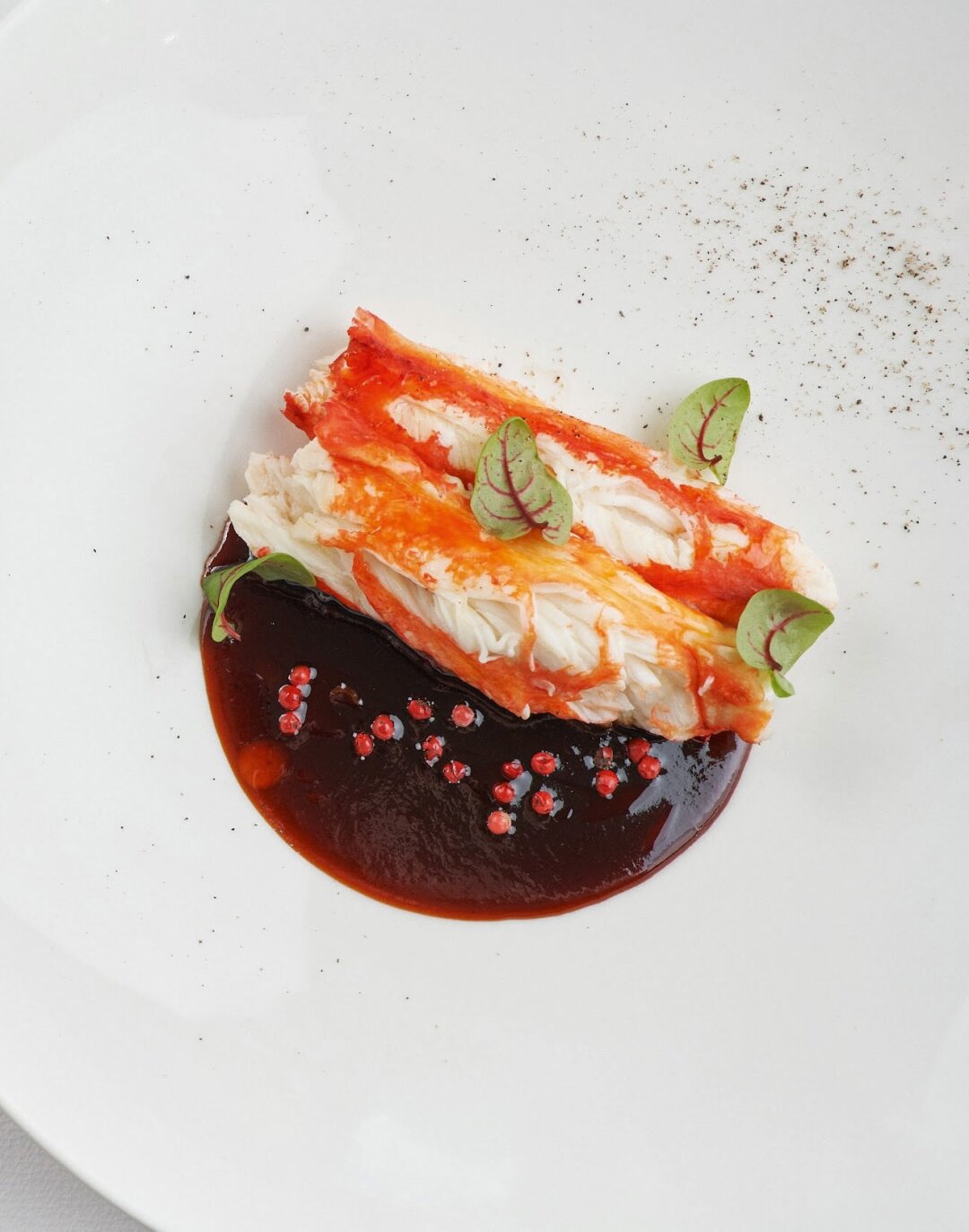 Шеф Андрей Скрябин подчеркивает вкус краба перечным соусом