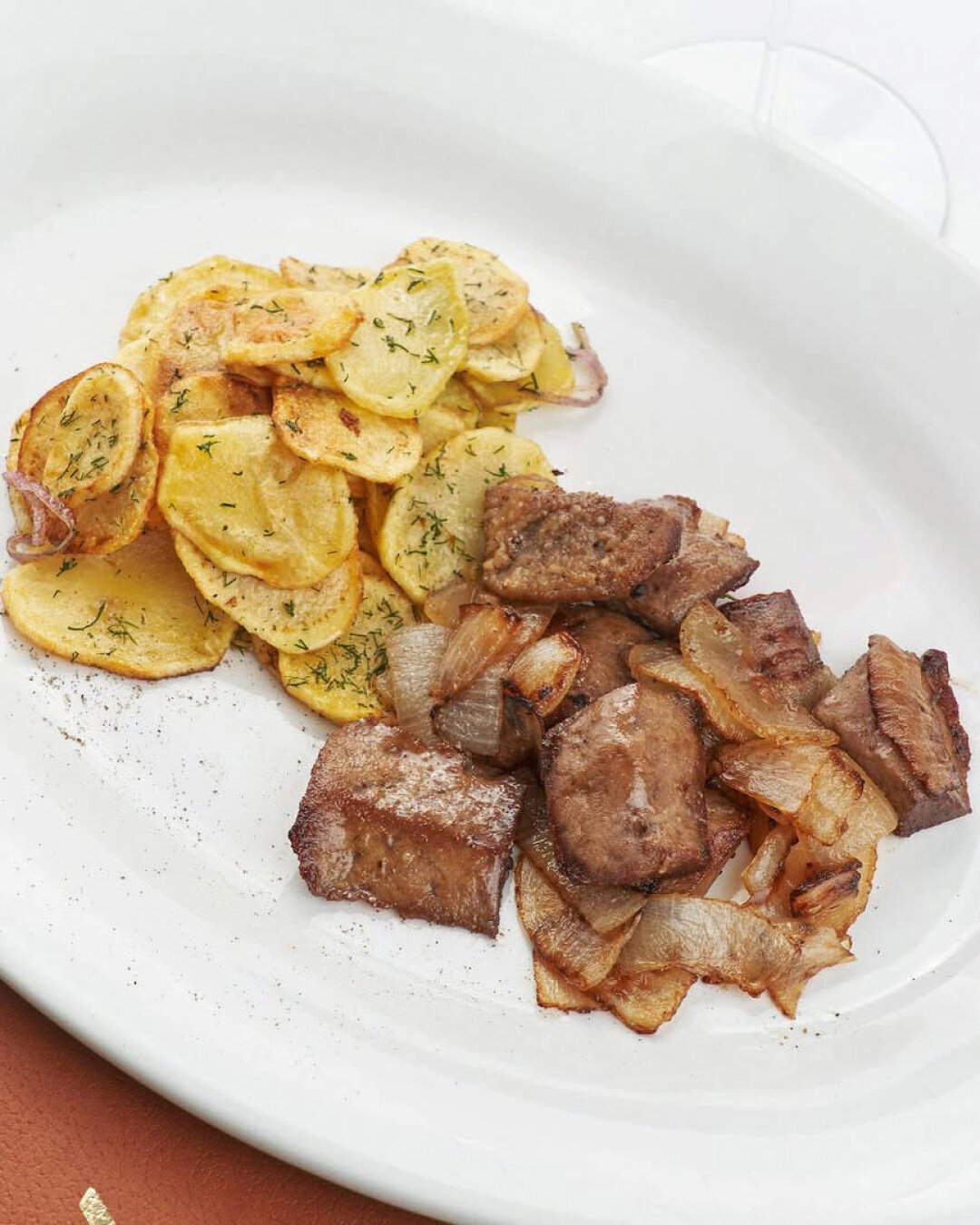 В VOX готовят знаменитую печень на гриле или по-домашнему — на сковородке с топленым маслом