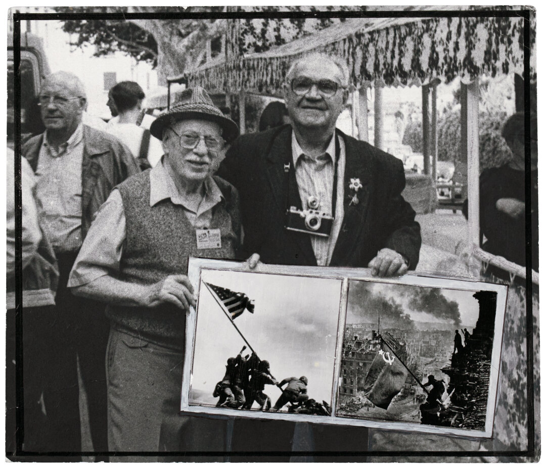 Евгений Халдей. Фотофестиваль «Visa», Франция, Перепеньян. Евгений Халдей и Джо Розенталь со своими фотографиями. 1995