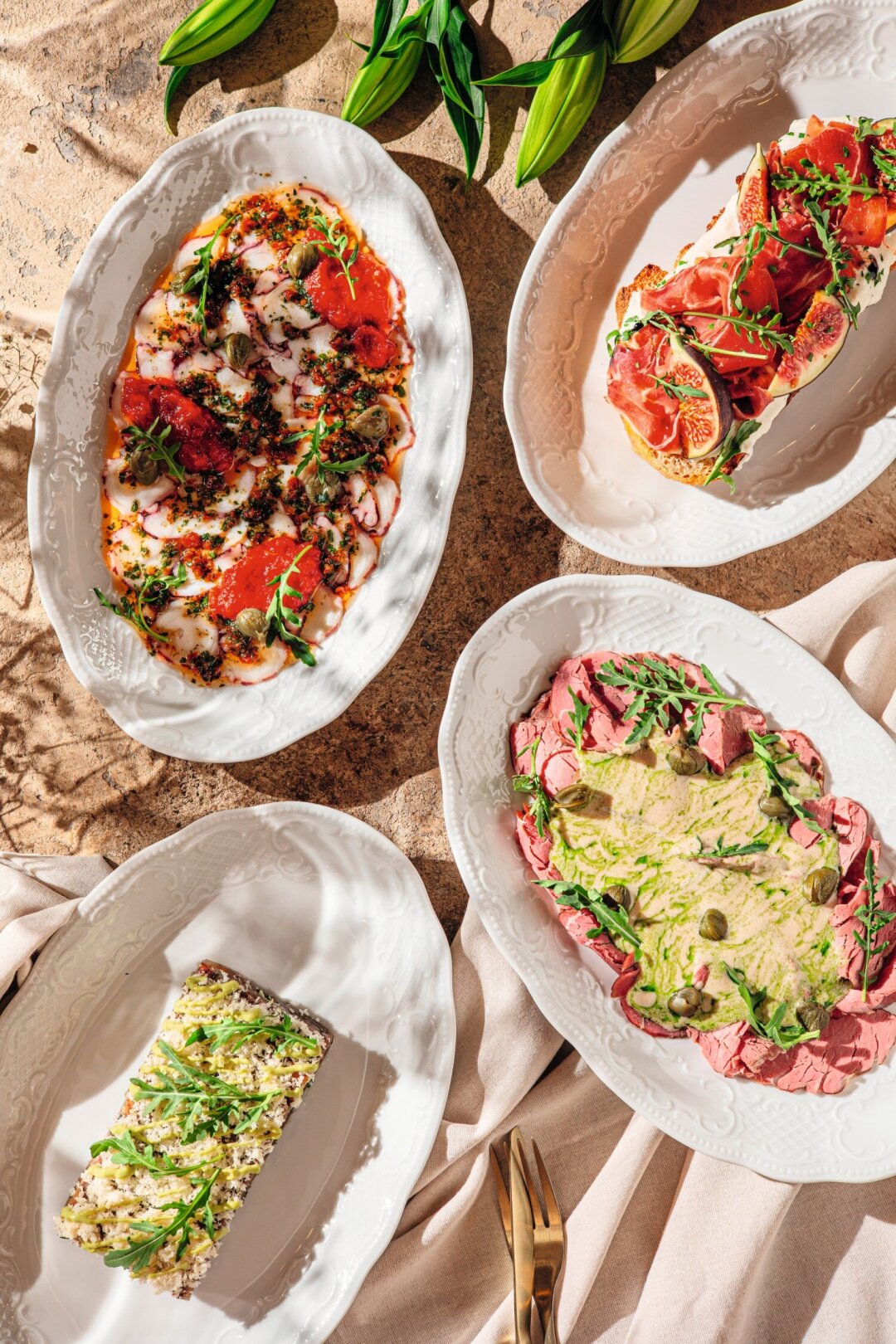 Авторское меню и блюда из дровяной печи. На зав­трак — только фермерское, сезонное, свежевыпеченное и собственных посолов